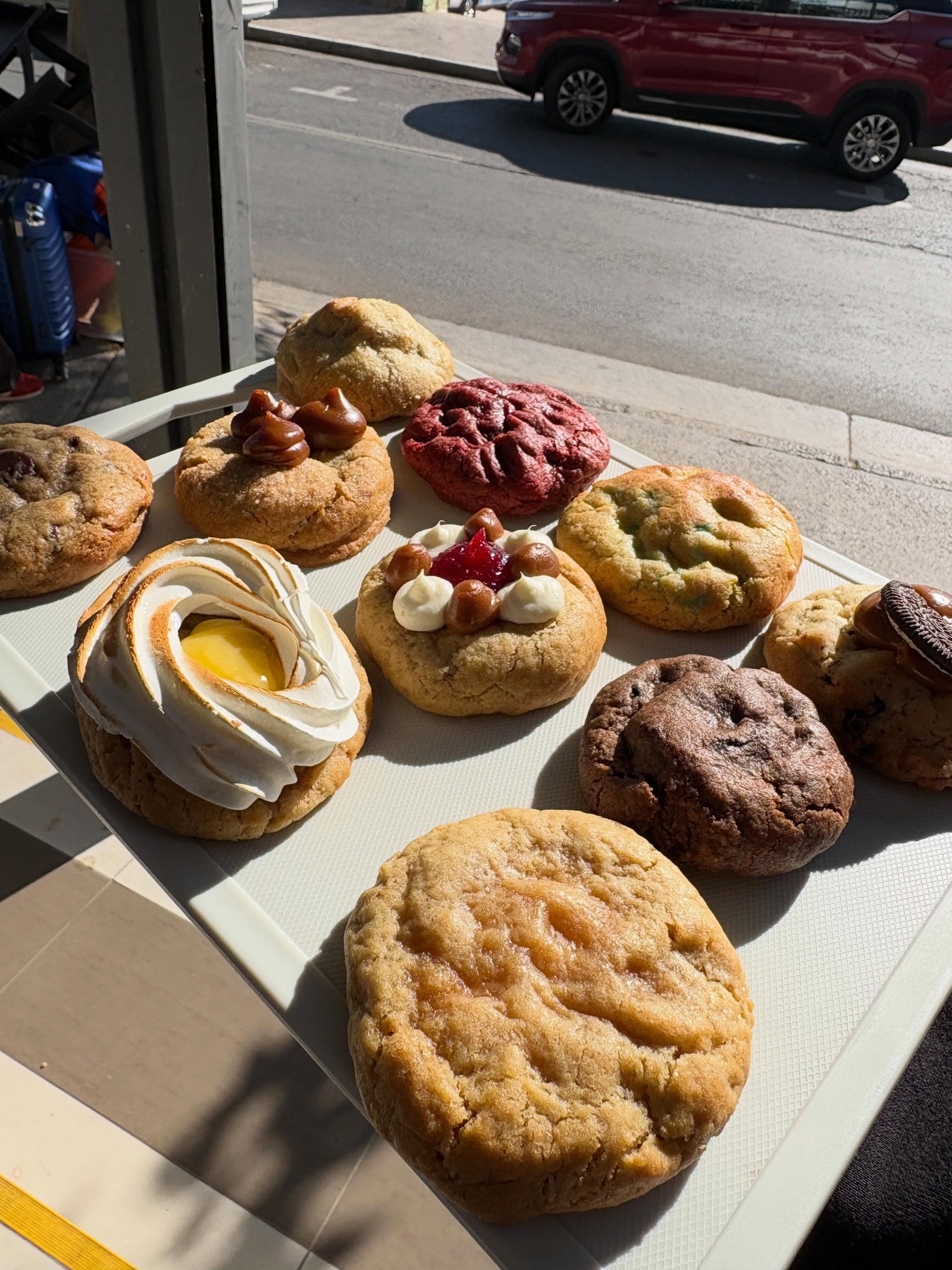 Selección de galletas artesanales sobre una bandeja