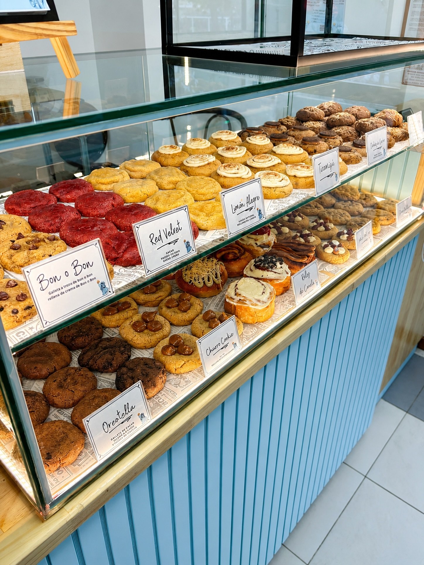 Vitrina con una variedad de galletas y rollos dulces